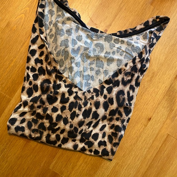 Victoria’s Secret Wide Vneck leopard print Tshirt - Picture 5 of 5